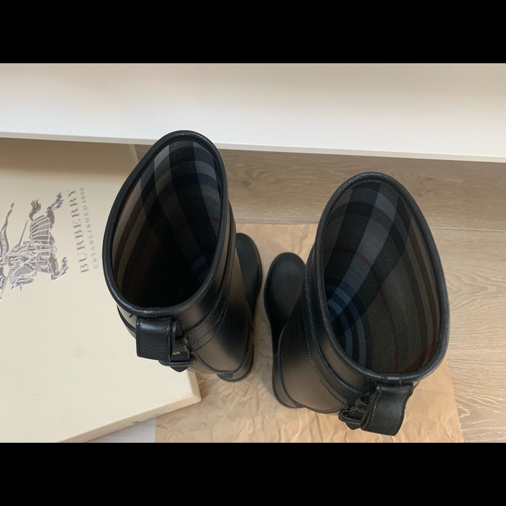 Burberry Riding Rainboot with Belt - Picture 5 of 7